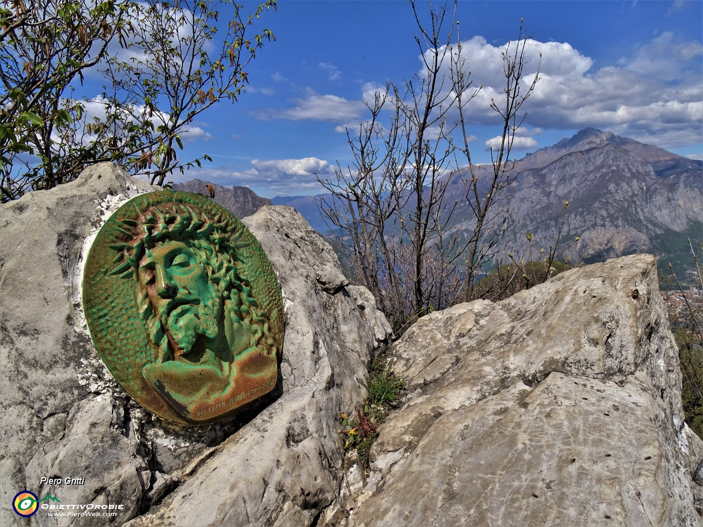 51 CAI di Lecco pose medaglione con Cristo -corona di spine.JPG